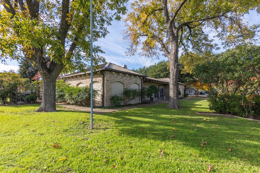 More Photos Of 660 S Zang Blvd, Dallas Office For Lease