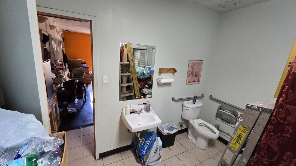 More Photos Of 3242 Grand Ave, Oakland Storefront For Lease