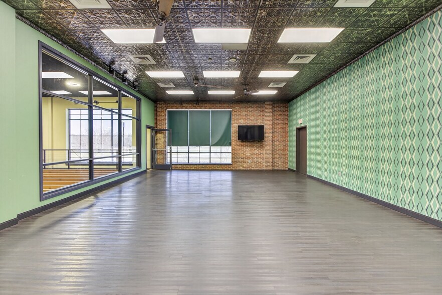 More Photos Of 240 N Burleson Blvd, Burleson General Retail For Sale