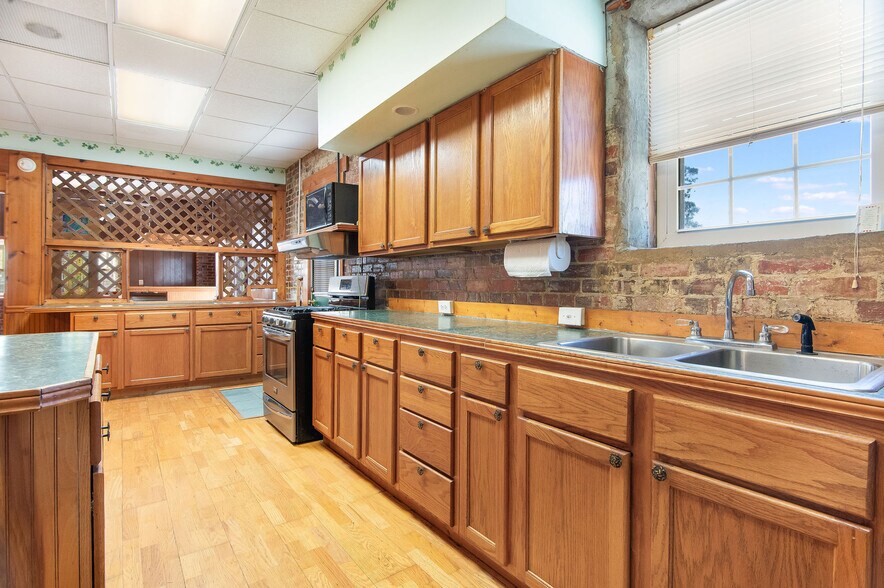 More Photos Of 201 N Wilmington St, Richlands General Retail For Sale