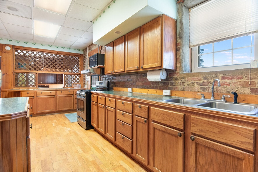 More Photos Of 201 N Wilmington St, Richlands General Retail For Sale