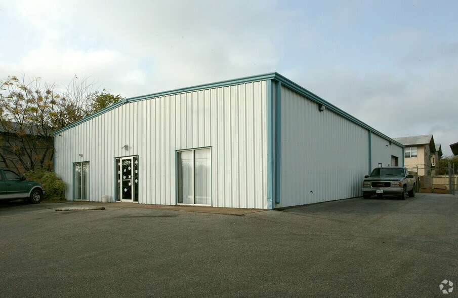 More Photos Of 3923 E Southcross Blvd, San Antonio Warehouse For Sale