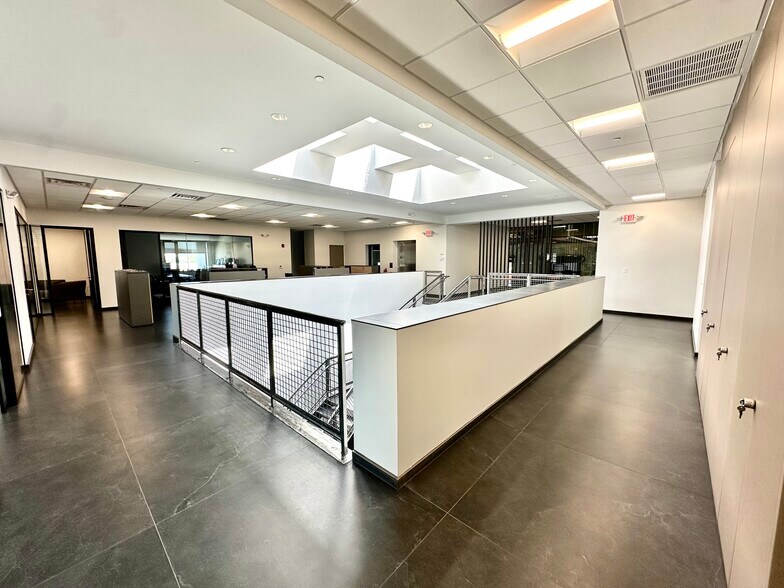 More Photos Of 651 N Michigan Ave, Kenilworth Flex For Lease