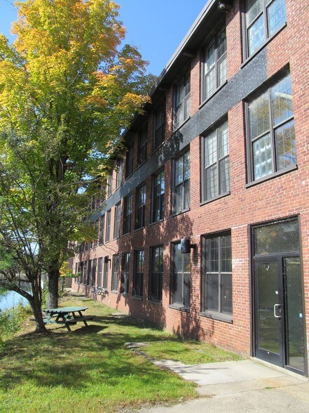 More Photos Of 322 W Main St, Tilton Storefront Retail Office For Lease