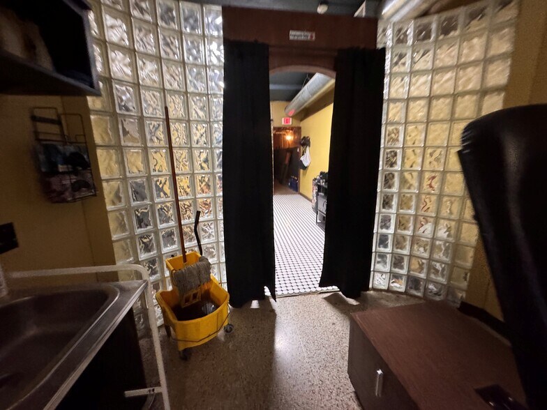 More Photos Of 218-224 State St, Madison Storefront Retail Office For Lease