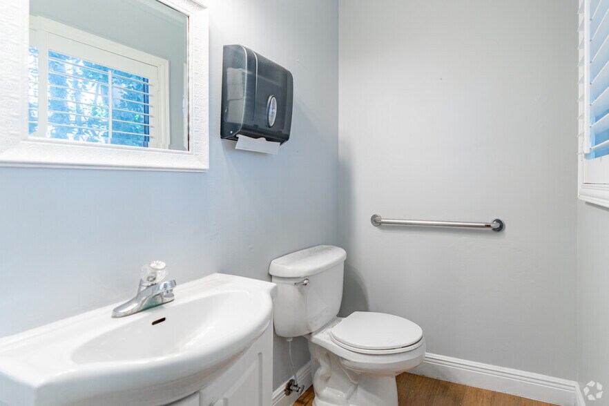 More Photos Of 1511 Indian Rocks Rd S, Largo Medical For Sale