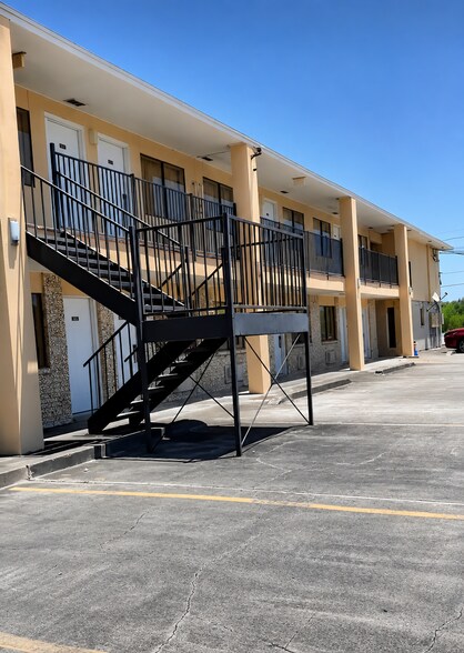 Primary Photo Of 2225 US-77, Robstown Hotel For Sale