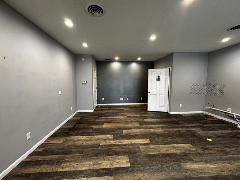 More Photos Of 1308 S Randolph St, Garrett Freestanding For Lease