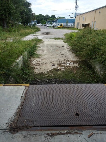 More Photos Of 5017 N Coolidge Dr, Tampa Warehouse For Lease