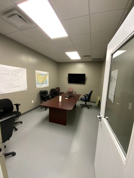 More Photos Of 301 Croft Dr, Windsor Distribution For Lease