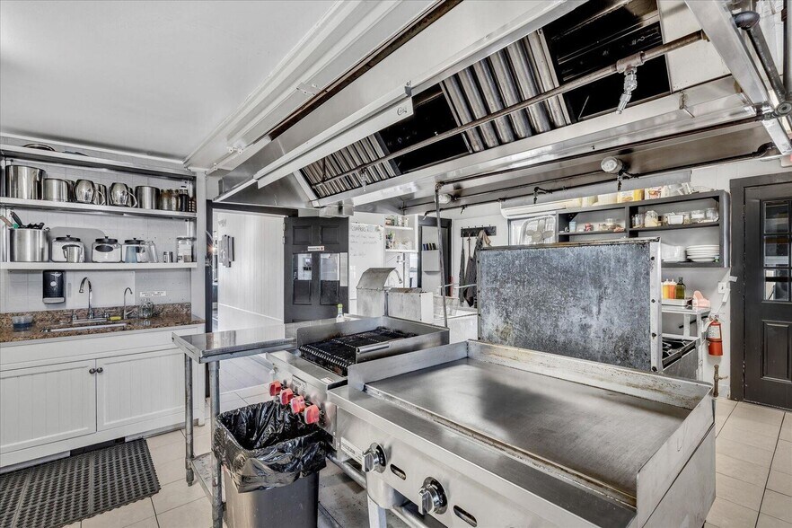 More Photos Of 225 Iyannough Rd, Hyannis Restaurant For Sale