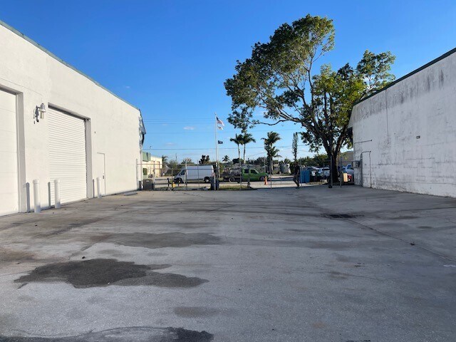 More Photos Of 1030 SE 12th Ct, Cape Coral Warehouse For Sale
