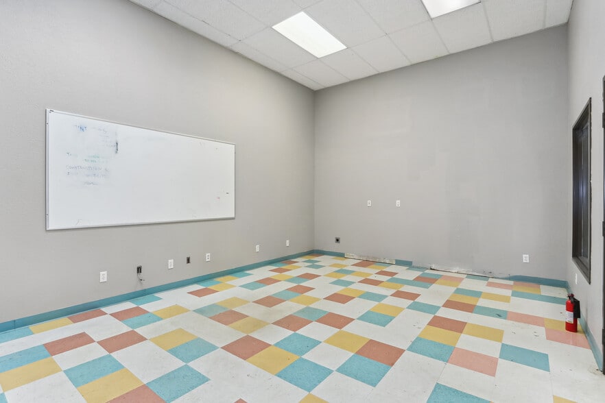 More Photos Of 1112 D St, Sacramento Showroom For Sale