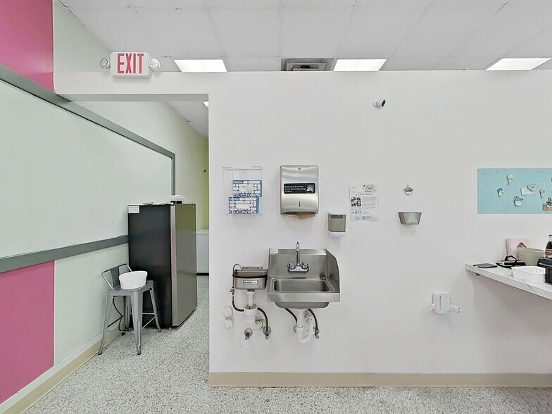 More Photos Of 18421-18423 US Highway 19 N, Clearwater Storefront For Lease