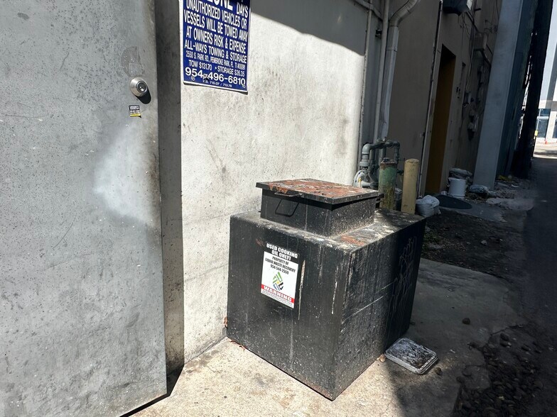More Photos Of 1810-1818 S Young Cir, Hollywood Restaurant For Lease