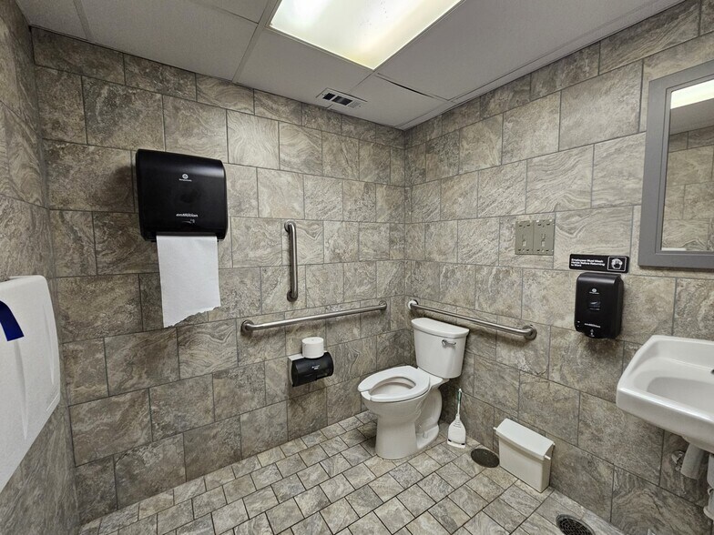 More Photos Of 1902 N Merrill Ave, Glendive Showroom For Sale