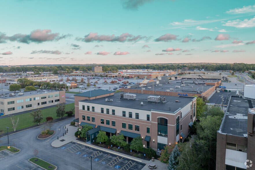 More Photos Of 6900 Pearl Rd, Middleburg Heights Medical For Lease