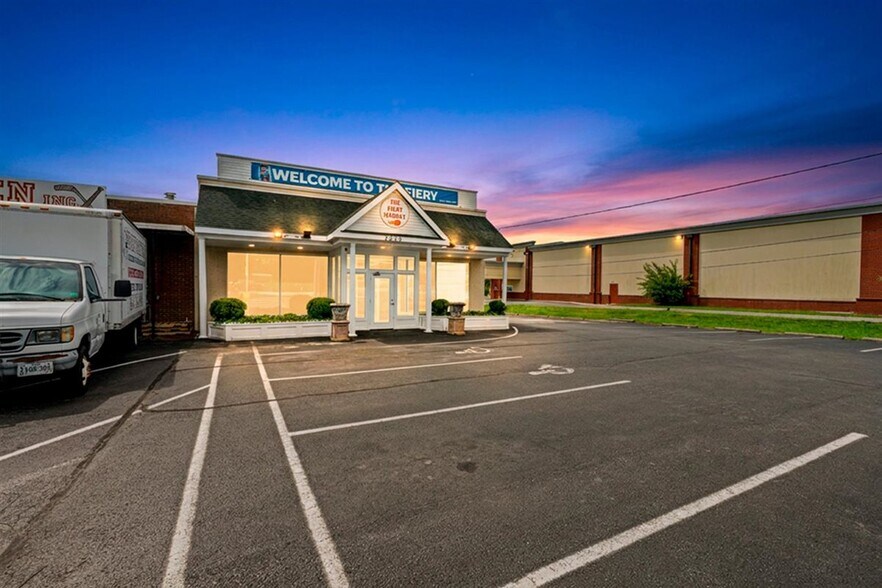 More Photos Of 7535 Williamson Rd, Roanoke Restaurant For Lease