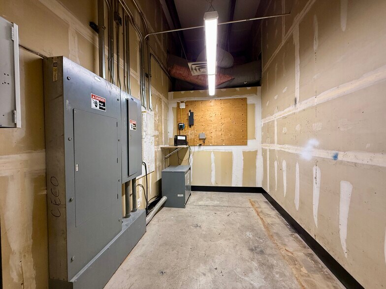 More Photos Of 203 W Delhi, North Las Vegas Warehouse For Lease
