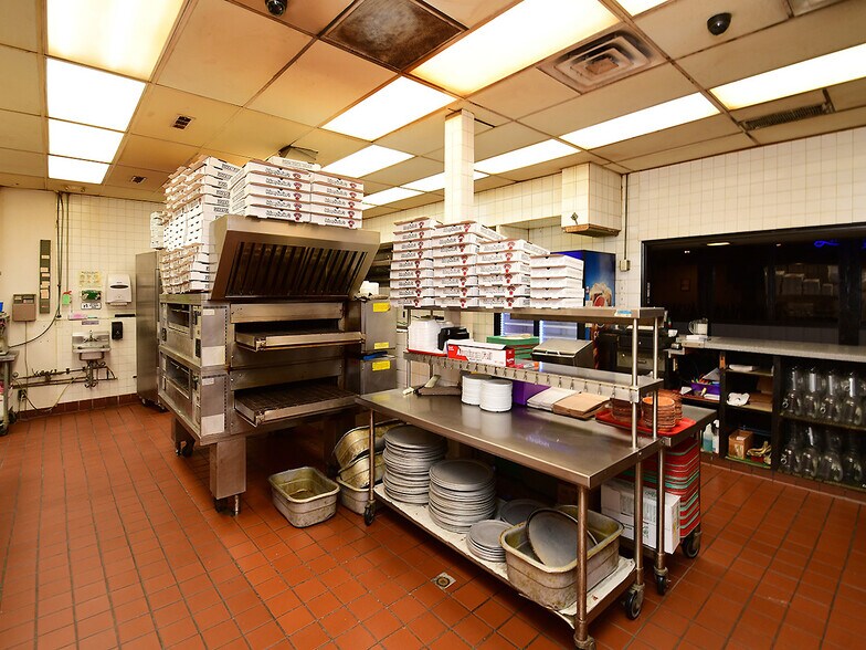 More Photos Of 7880-7890 L St, Omaha Auto Dealership For Sale