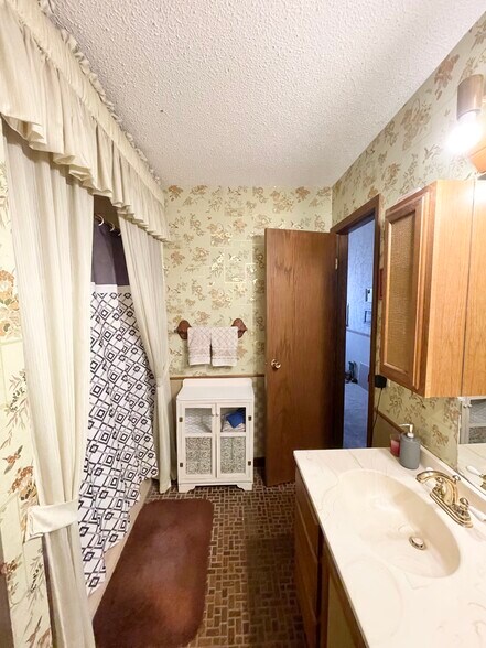 More Photos Of 18 E Central St, Springfield Storefront Retail Residential For Sale