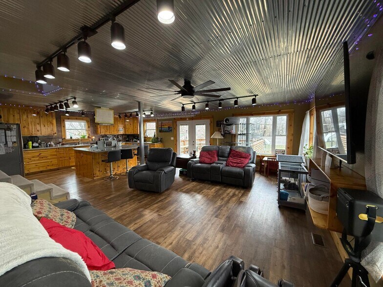 More Photos Of 615 W Benton St, Buffalo Flex For Sale