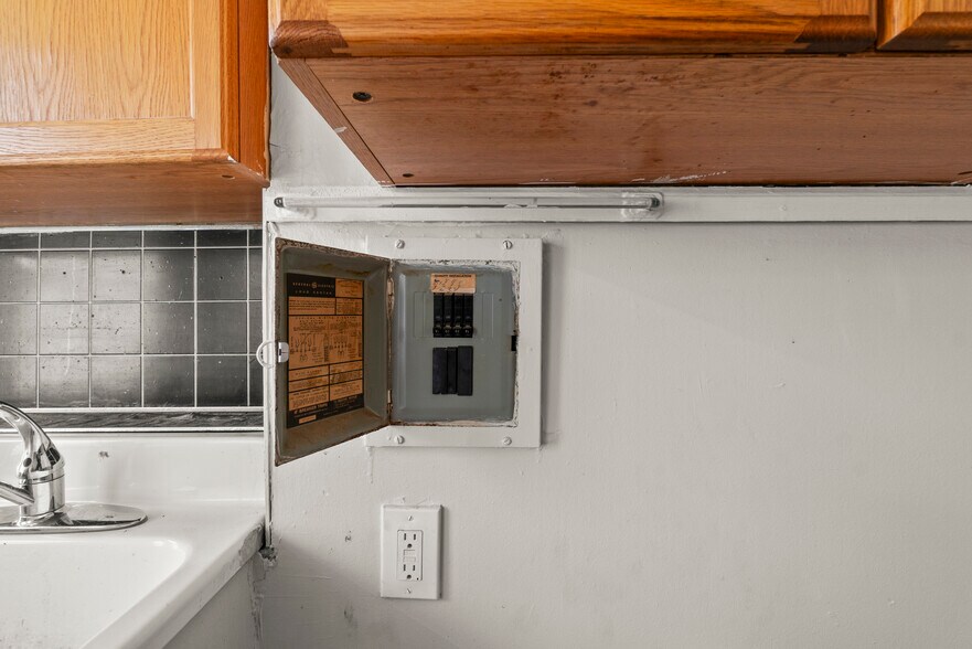 More Photos Of 28 E 25th St, Baltimore Storefront Retail Residential For Sale