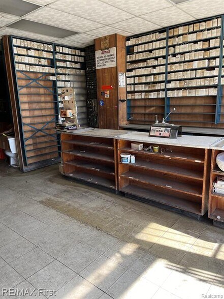 More Photos Of 1523 E 8 Mile Rd, Hazel Park Flex For Sale