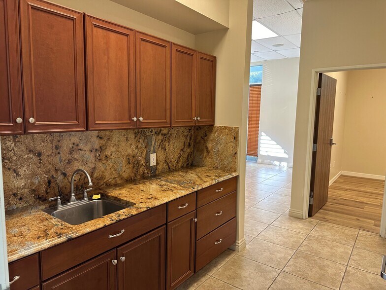 More Photos Of 1710 Ives Ave, Oxnard Warehouse For Lease