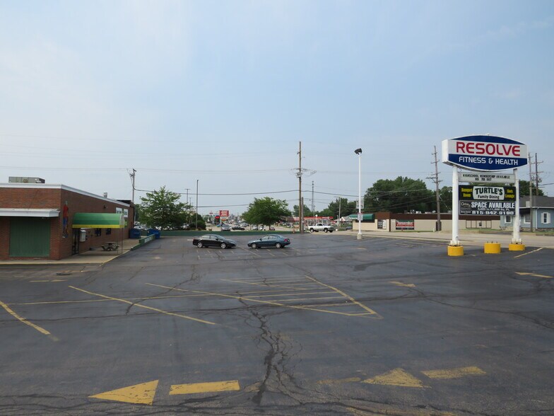 More Photos Of 110 E Waverly St, Morris Unknown For Lease