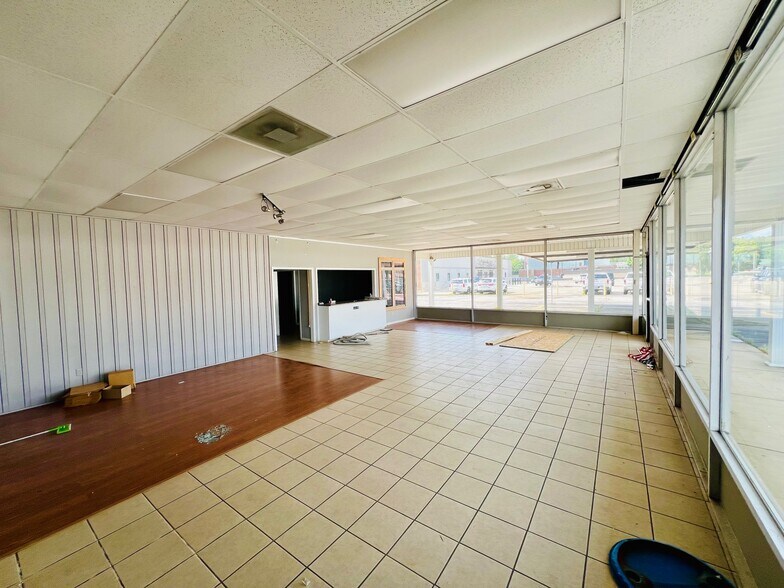 More Photos Of 504 N 2nd St, Booneville Auto Repair For Sale