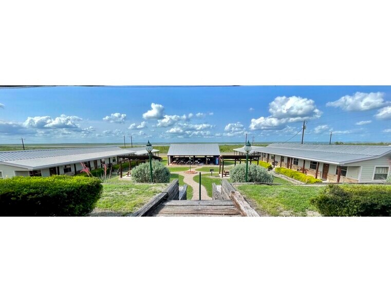 More Photos Of 141 Jeff St, Three Rivers Hotel For Sale