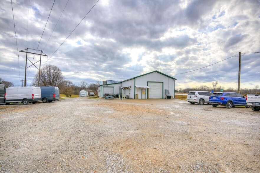 More Photos Of 12619 Nettle Dr, Neosho Specialty For Sale