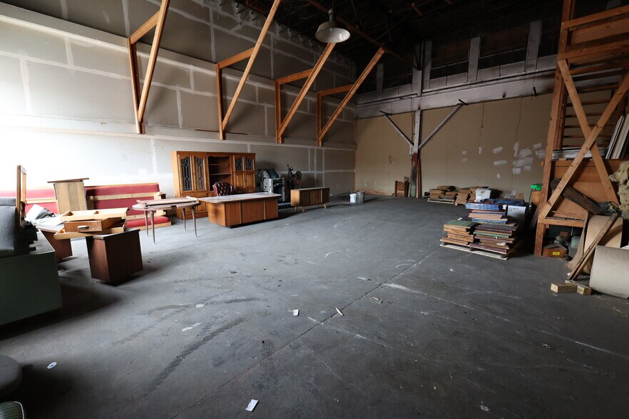 More Photos Of 138 N 16th St, Blair Manufacturing For Sale
