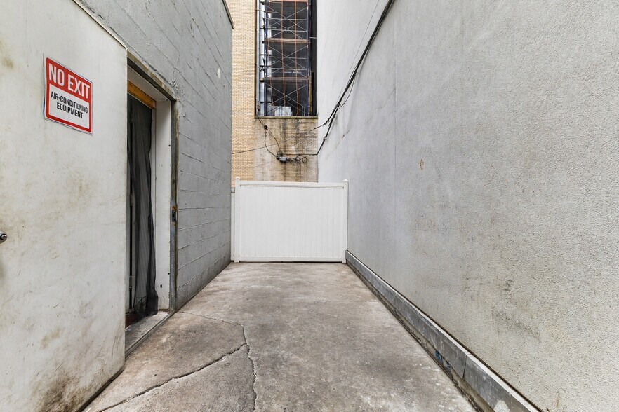 More Photos Of 74 Willoughby St, Brooklyn Apartments For Lease