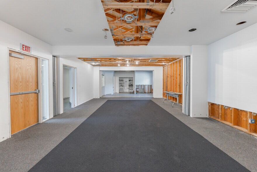 More Photos Of 2665 Glendale Valley Rd, Glendale Office For Sale