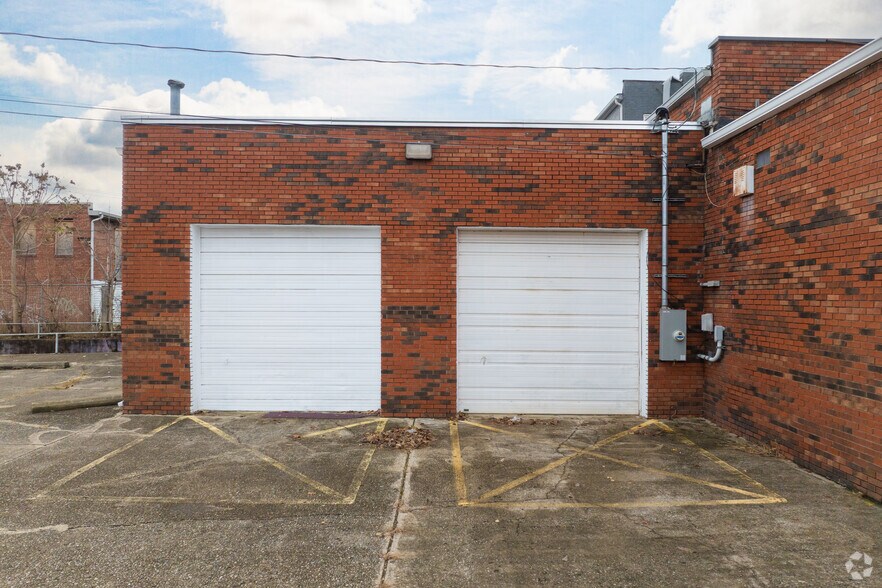 More Photos Of 631 6th Ave, Huntington Storefront For Lease