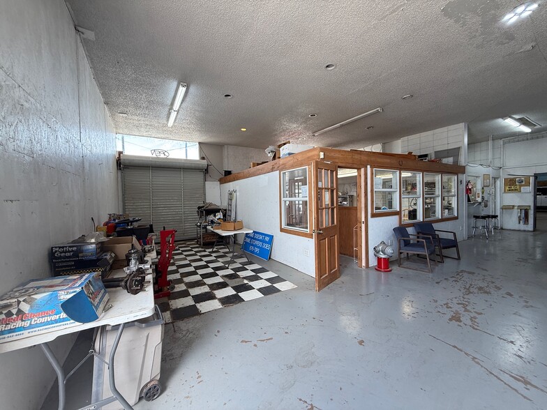 More Photos Of 881 Pine St, Abilene Industrial For Sale