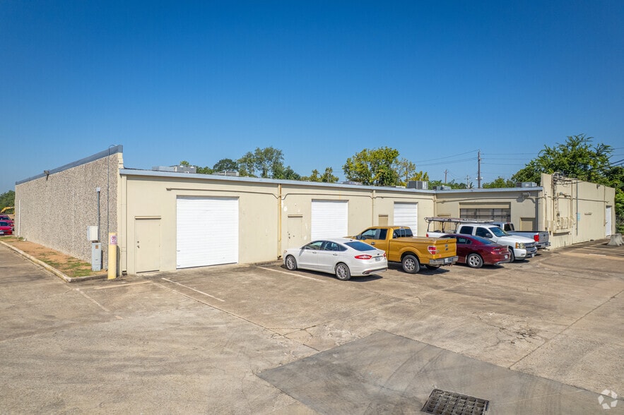 More Photos Of 9434 Katy Fwy, Houston Light Distribution For Lease