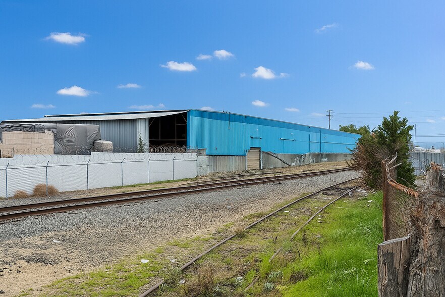 More Photos Of 1301-1345 E Lexington Ave, Pomona Warehouse For Sale