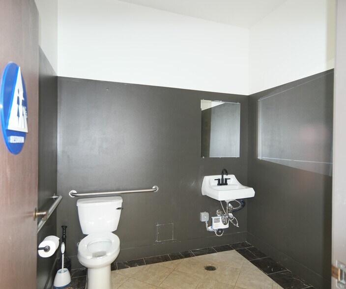 More Photos Of 2860 E Vineyard Ave, Oxnard Storefront Retail Office For Lease