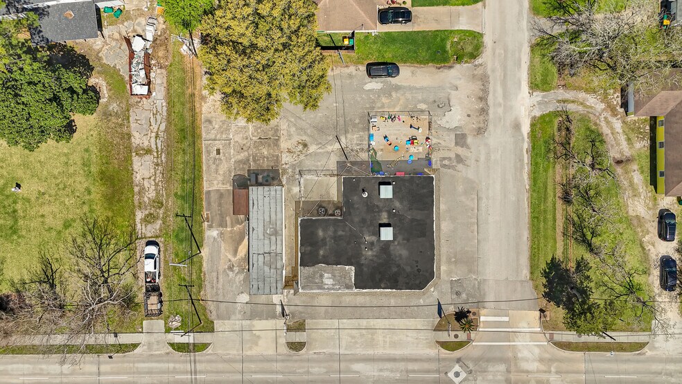 More Photos Of 2000 Cedar Dr, La Marque Freestanding For Sale