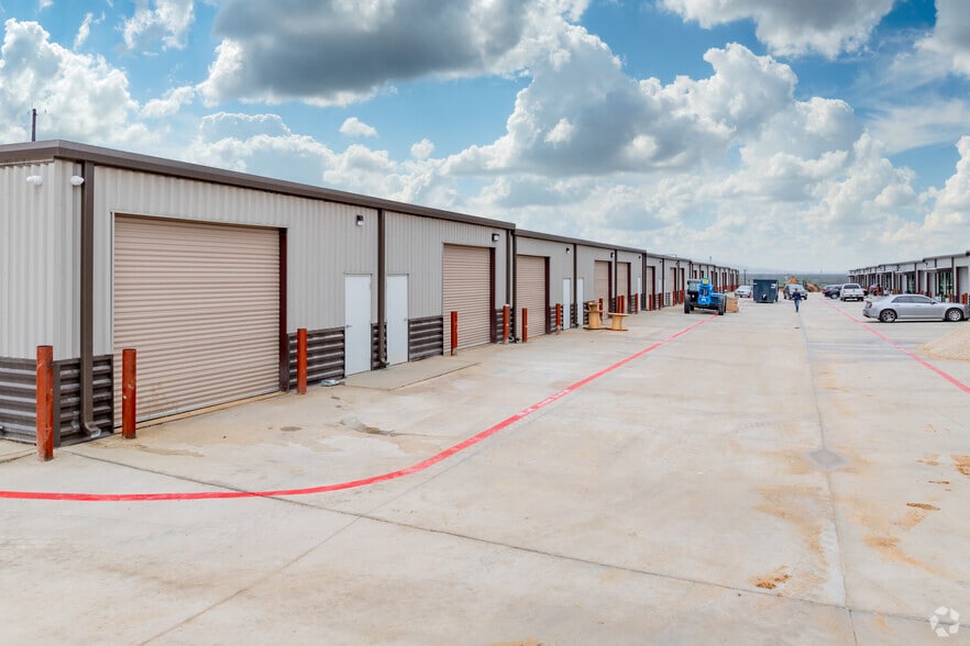 More Photos Of 3822 SE Military Dr, San Antonio Unknown For Lease