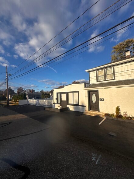 More Photos Of 150 N Delaware Ave, Lindenhurst Storefront Retail Residential For Lease