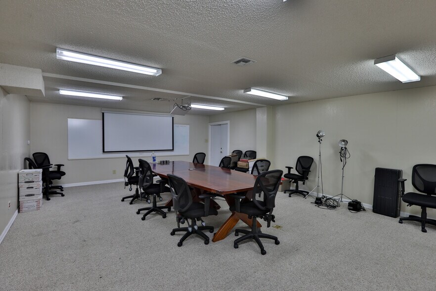 More Photos Of 2502 Harry Wurzbach Rd, San Antonio Flex For Lease