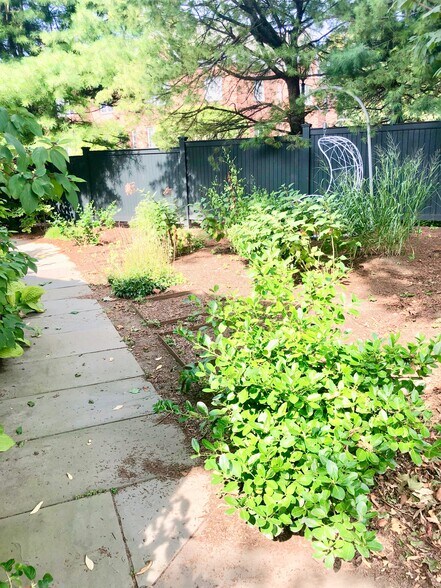 More Photos Of 19 W Putnam Ave, Greenwich Office For Lease