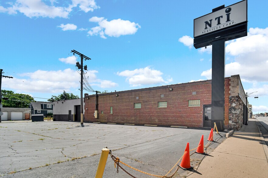 Primary Photo Of 7045 Calumet Ave, Hammond Light Distribution For Sale