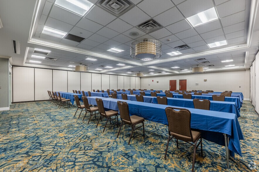 More Photos Of 164 Fort Couch Rd, Pittsburgh Hotel For Sale