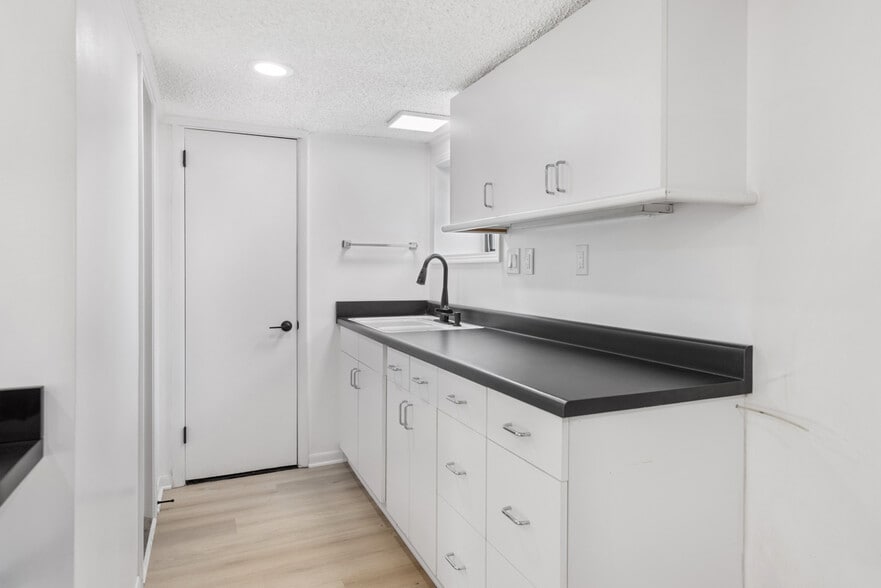 More Photos Of 130 Emmitt Ave, Madison Office For Sale