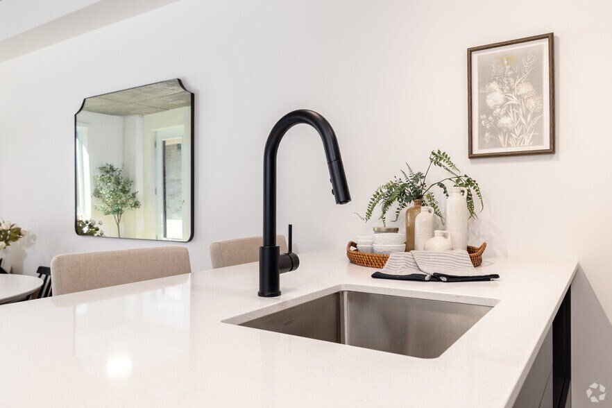 More Photos Of 2350 Rue Saint-Patrick, Montréal Apartments For Lease